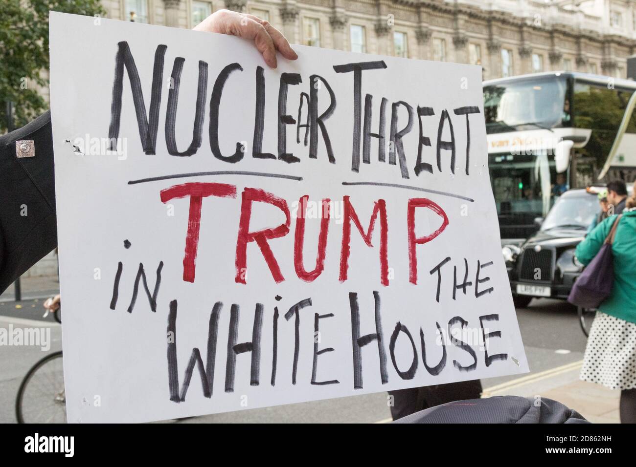 Londra, 28 settembre 2017:- i manifestanti si riuniscono a Whitehall, di fronte a Downing Street, per protestare contro le crescenti tensioni tra la Corea del Nord e gli Stati Uniti Foto Stock