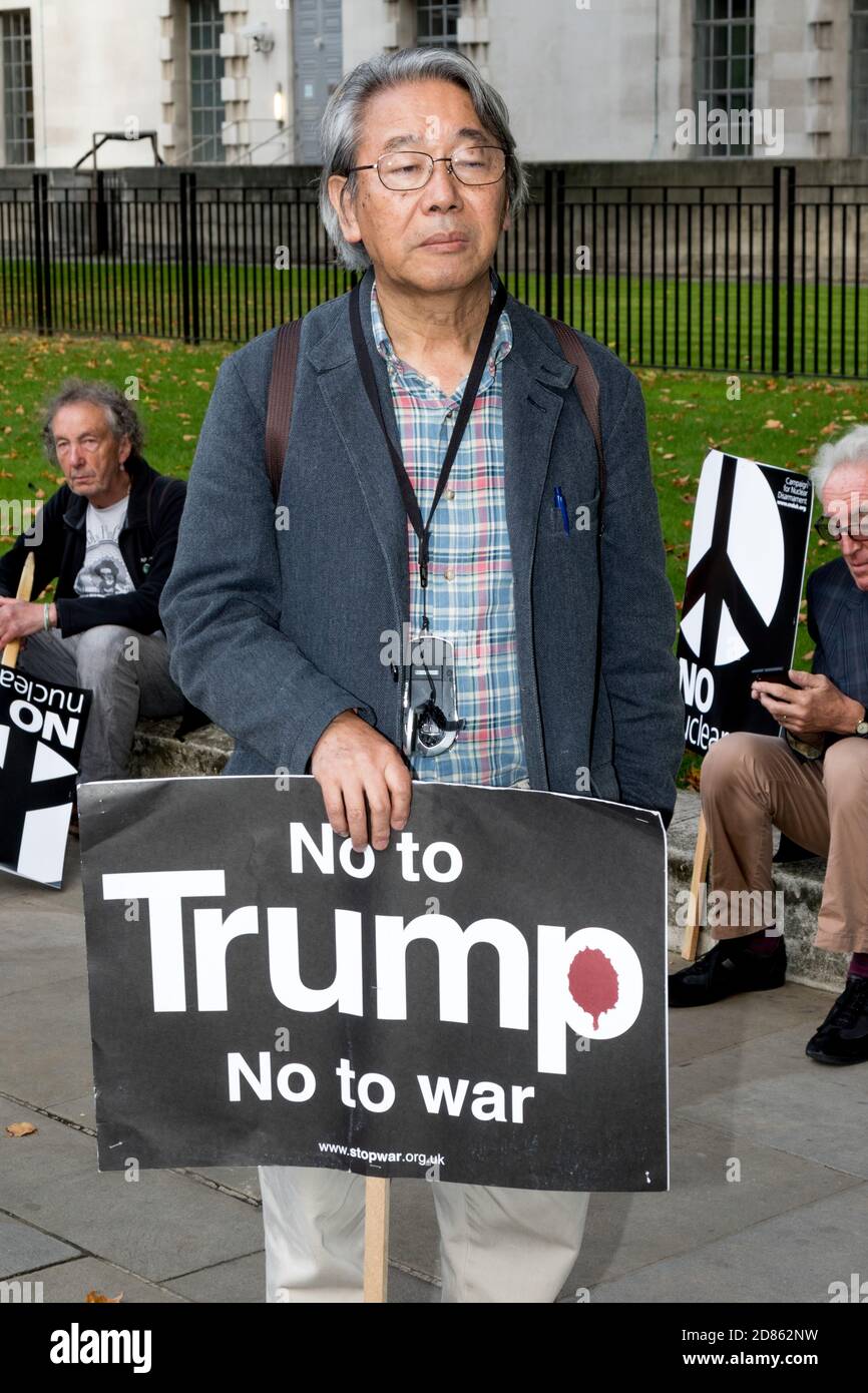 Londra, 28 settembre 2017:- i manifestanti si riuniscono a Whitehall, di fronte a Downing Street, per protestare contro le crescenti tensioni tra la Corea del Nord e gli Stati Uniti Foto Stock