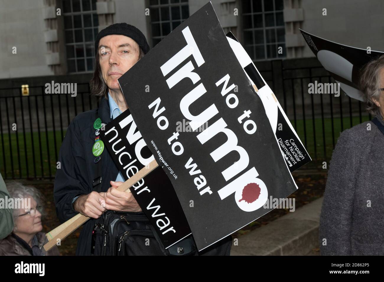 Londra, 28 settembre 2017:- i manifestanti si riuniscono a Whitehall, di fronte a Downing Street, per protestare contro le crescenti tensioni tra la Corea del Nord e gli Stati Uniti Foto Stock