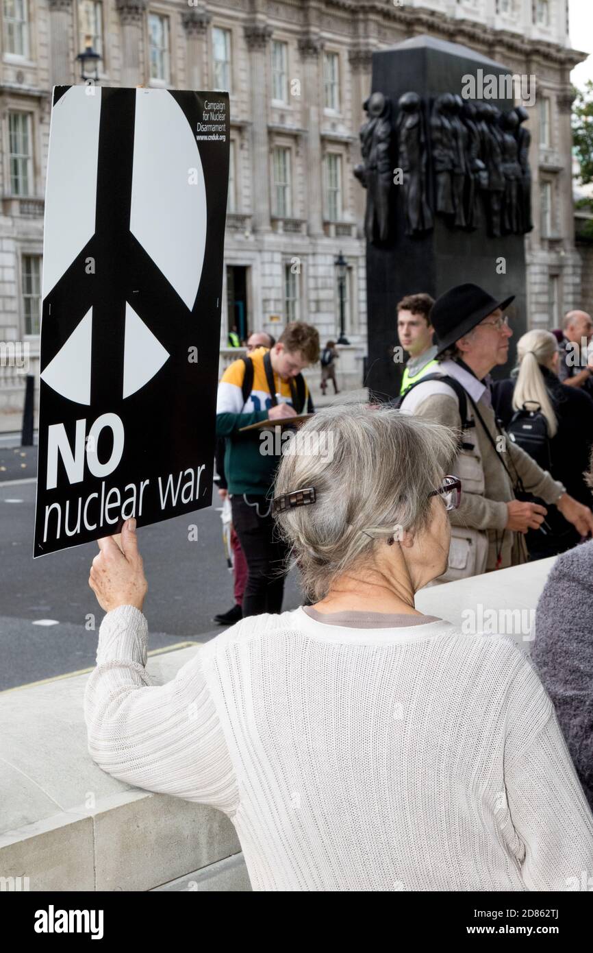 Londra, 28 settembre 2017:- i manifestanti si riuniscono a Whitehall, di fronte a Downing Street, per protestare contro le crescenti tensioni tra la Corea del Nord e gli Stati Uniti Foto Stock