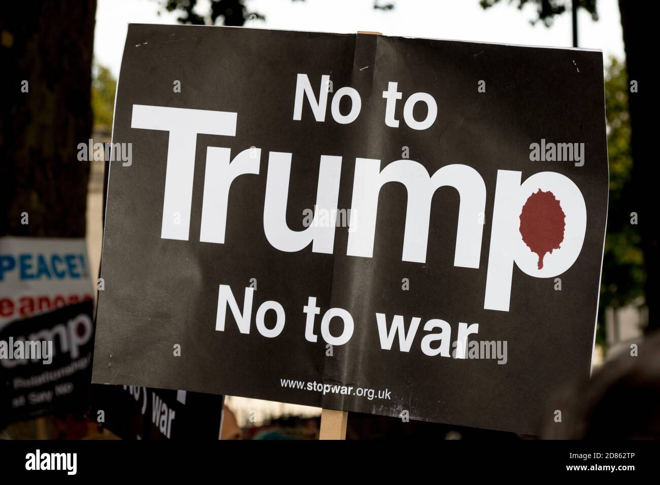 Londra, 28 settembre 2017:- i manifestanti si riuniscono a Whitehall, di fronte a Downing Street, per protestare contro le crescenti tensioni tra la Corea del Nord e gli Stati Uniti Foto Stock