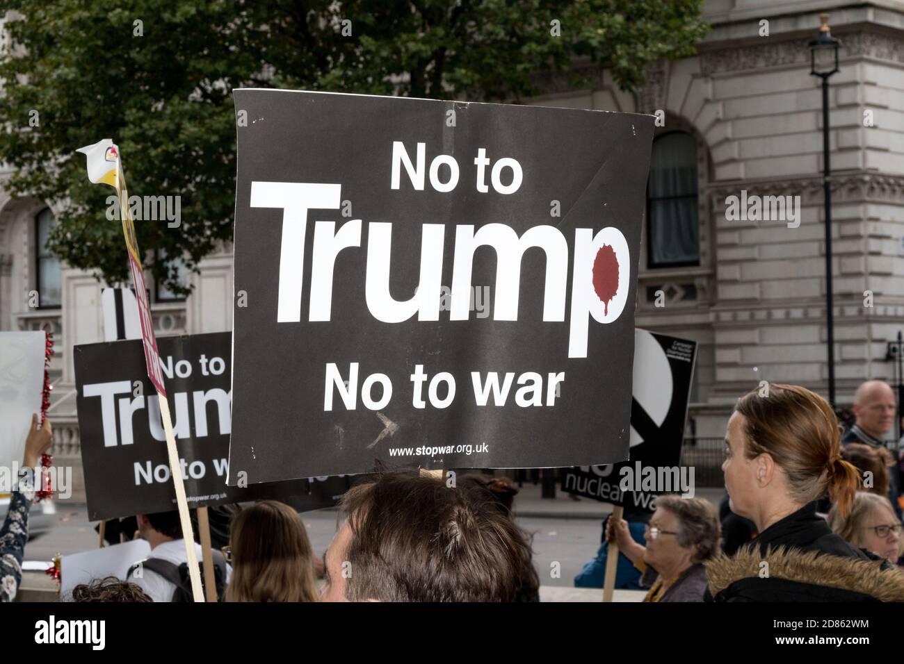 Londra, 28 settembre 2017:- i manifestanti si riuniscono a Whitehall, di fronte a Downing Street, per protestare contro le crescenti tensioni tra la Corea del Nord e gli Stati Uniti Foto Stock