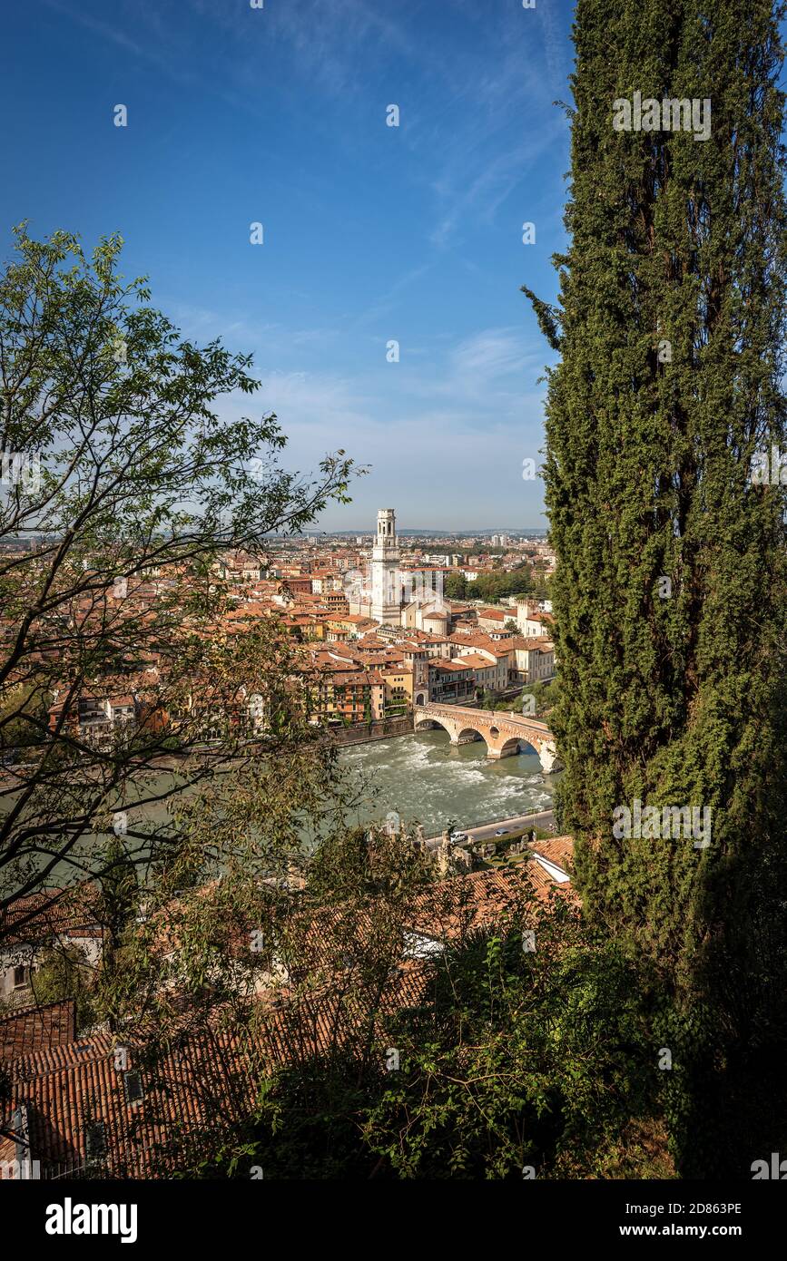 La città di Verona vista dalla collina in estate con il fiume Adige, il Ponte di pietra e il Duomo. Veneto, Italia, Europa. Foto Stock