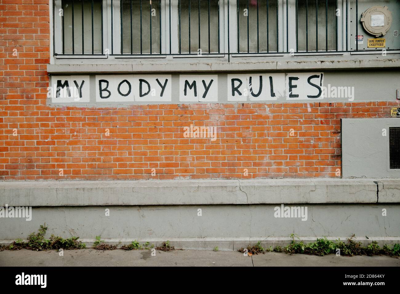 Il mio corpo le mie regole, arte di strada a Parigi da Les Colleuses Foto Stock