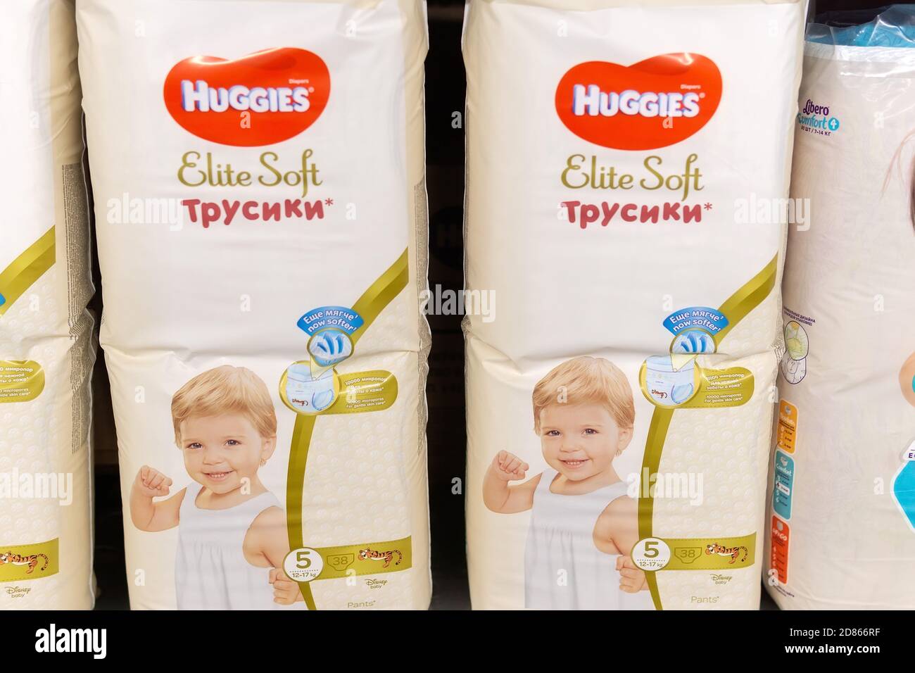 Tyumen, Russia-11 ottobre 2020: Pacchetti di salviette per bambini Huggies visualizzati sugli scaffali in un supermercato in contanti metro e di trasporto Foto Stock