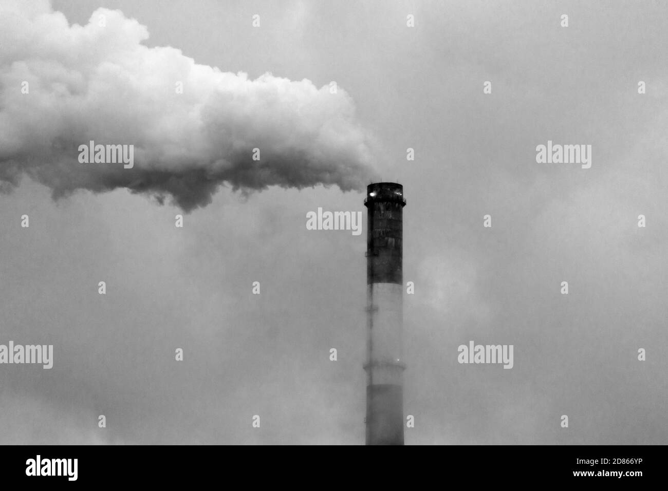 Immagine di sfondo industriale di TPP con spazio di copia. I tubi enormi della centrale termica producono vapore per l'energia elettrica. Foto Stock