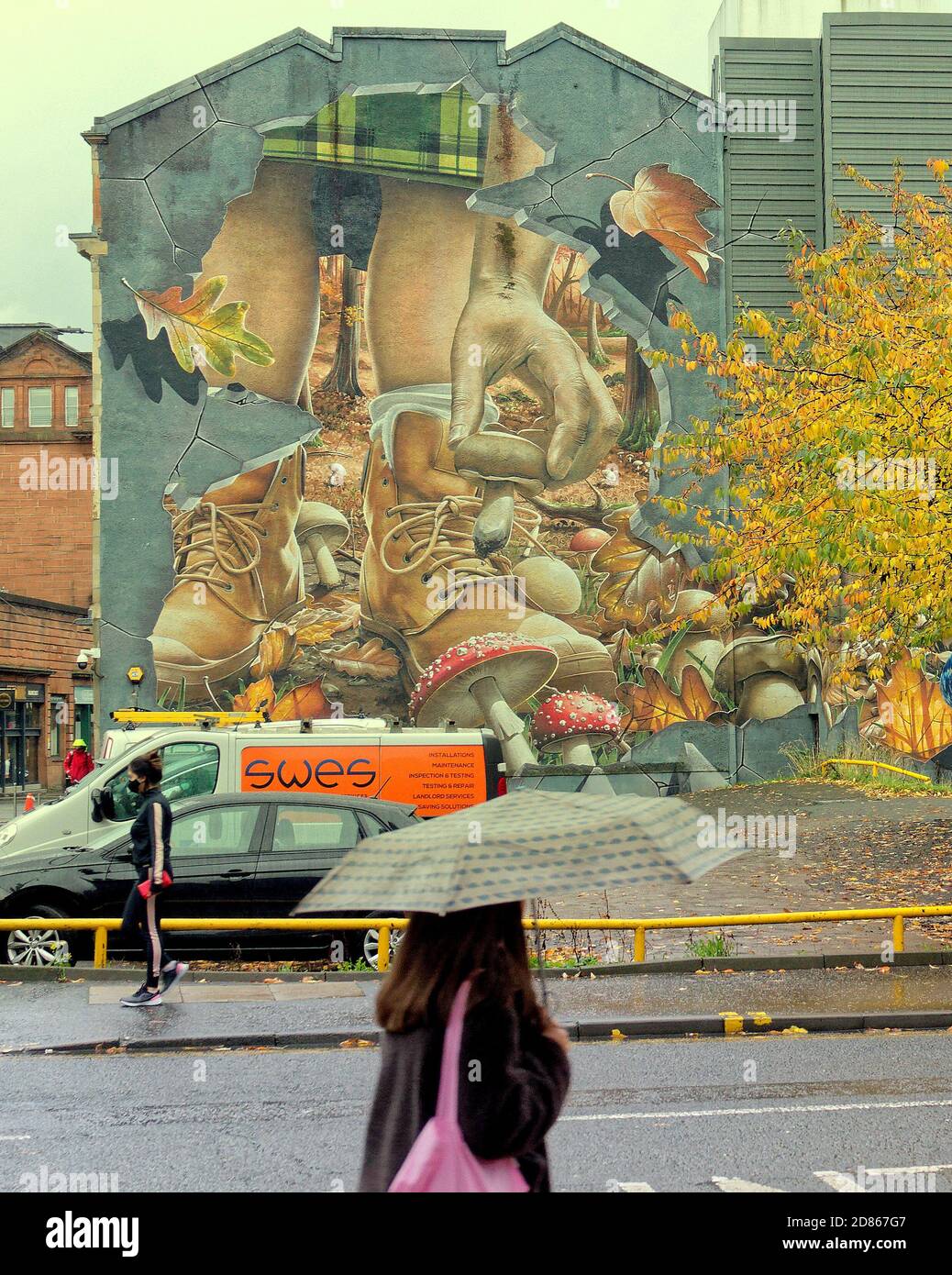 Glasgow, Scozia, Regno Unito. 27 ottobre 2020: Regno Unito Meteo: Gray Cold Day ha visto pioggia tra gli ombrelli e maschere il nuovo segno dei tempi nella pandemia vita cittadina. Credit: Gerard Ferry/Alamy Live News Foto Stock