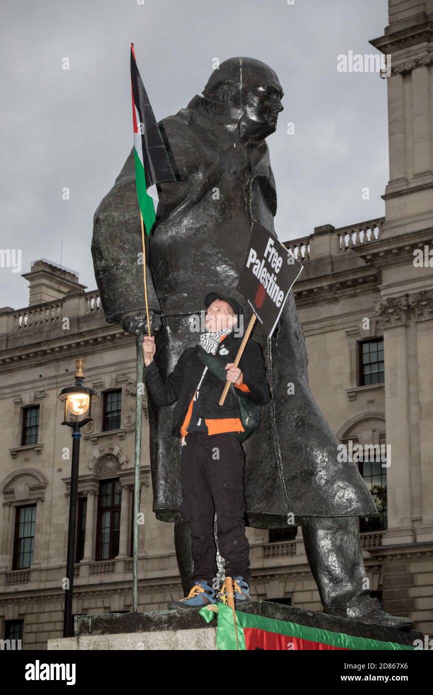 4 novembre 2017, Londra, Regno Unito:-Pro palestine protester stanind sulla statua di Winston Churchil in piazza di parliment Foto Stock