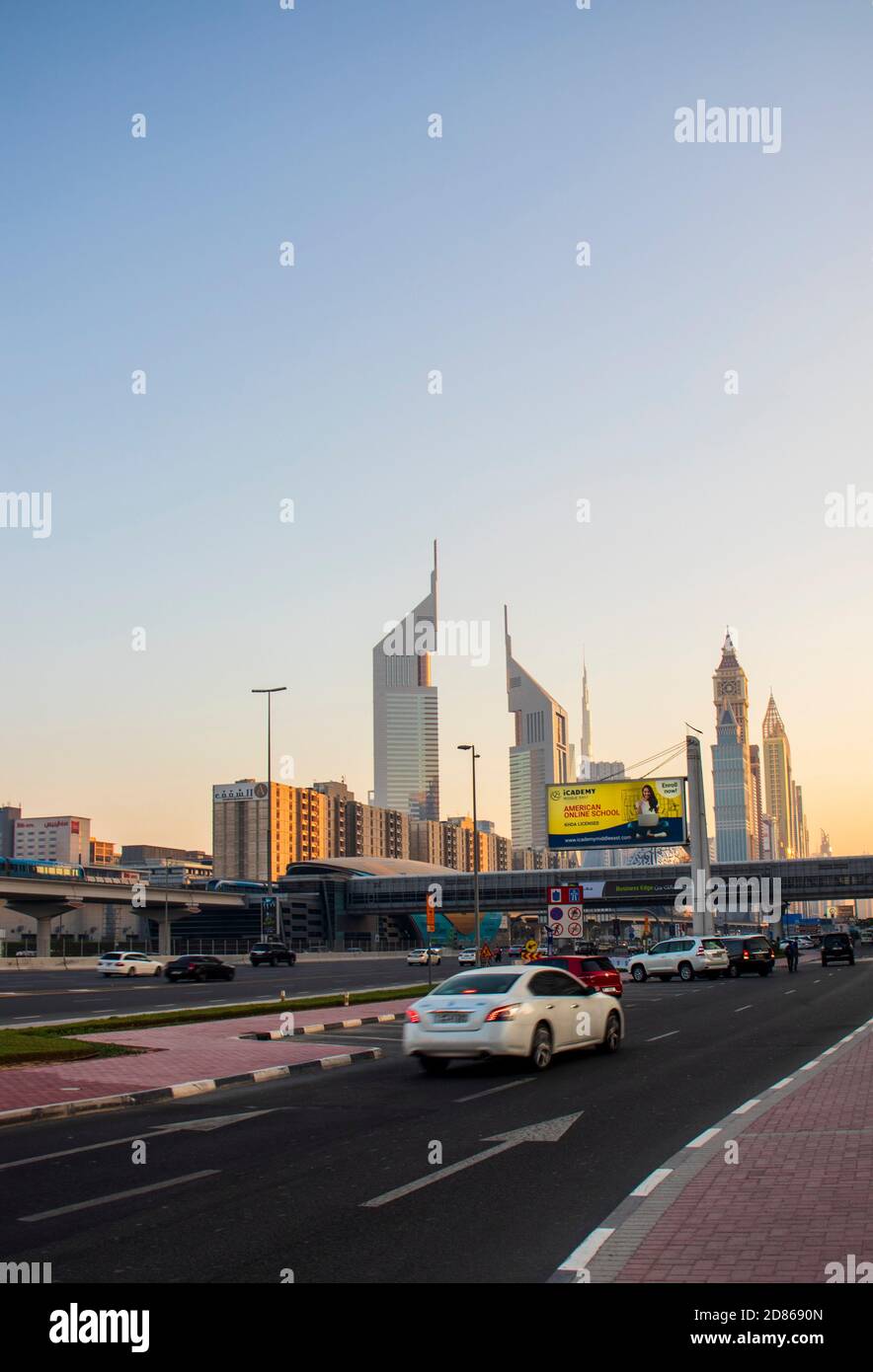 Strada principale di un Emirati Arabi Uniti, Shekh Zayed strada. Ripresa a Dubai. Molti edifici famosi possono essere visti come pure la stazione della metropolitana all'aperto Foto Stock Strada principale di un Emirati Arabi Uniti, Shekh Zayed strada. Ripresa a Dubai. Molti edifici famosi possono essere visti come pure la stazione della metropolitana all'aperto Foto Stock