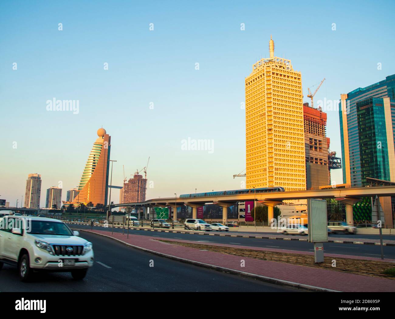 Strada principale di un Emirati Arabi Uniti, Shekh Zayed strada. Ripresa a Dubai. Molti edifici famosi possono essere visti come pure la stazione della metropolitana all'aperto Foto Stock Strada principale di un Emirati Arabi Uniti, Shekh Zayed strada. Ripresa a Dubai. Molti edifici famosi possono essere visti come pure la stazione della metropolitana all'aperto Foto Stock