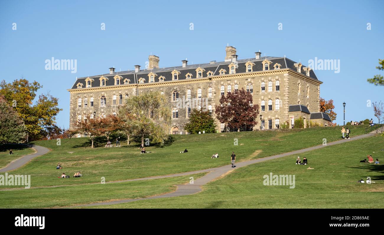 Thaca, New York- 17 ottobre 2020: Studenti universitari social distancing sul prato fuori Morrill Hall, Cornell University Foto Stock