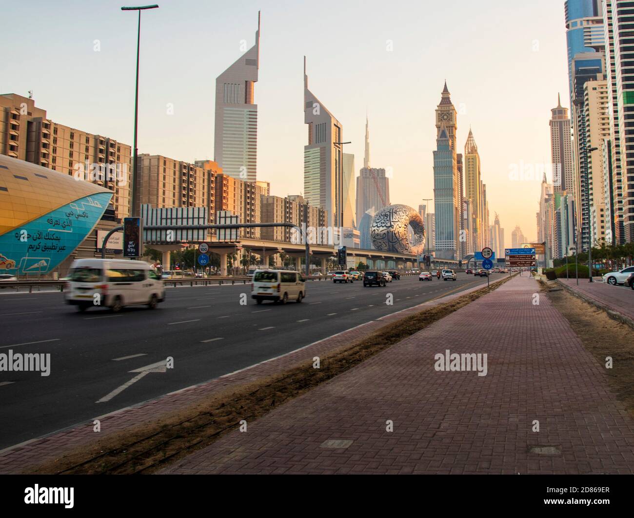 Strada principale di un Emirati Arabi Uniti, Shekh Zayed strada. Ripresa a Dubai. Molti edifici famosi possono essere visti come pure la stazione della metropolitana all'aperto Foto Stock Strada principale di un Emirati Arabi Uniti, Shekh Zayed strada. Ripresa a Dubai. Molti edifici famosi possono essere visti come pure la stazione della metropolitana all'aperto Foto Stock