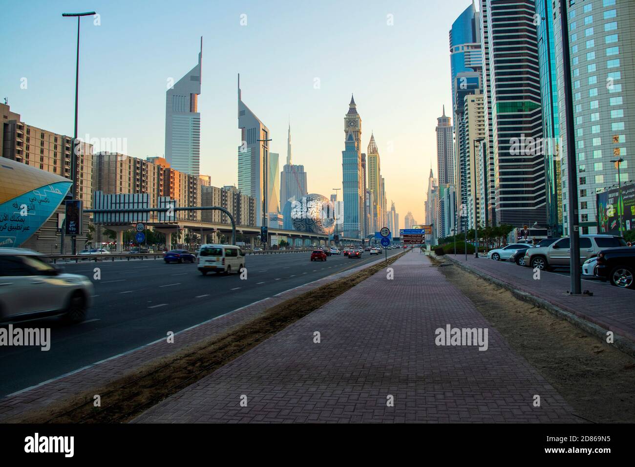 Strada principale di un Emirati Arabi Uniti, Shekh Zayed strada. Ripresa a Dubai. Molti edifici famosi possono essere visti come pure la stazione della metropolitana all'aperto Foto Stock Strada principale di un Emirati Arabi Uniti, Shekh Zayed strada. Ripresa a Dubai. Molti edifici famosi possono essere visti come pure la stazione della metropolitana all'aperto Foto Stock