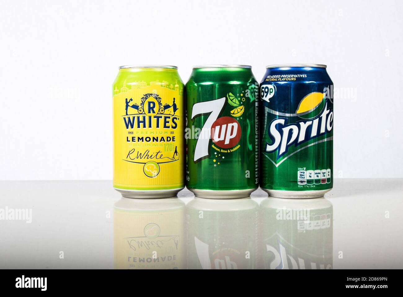 Londra, 24 ottobre 2017:- lattine di Lemonade su sfondo bianco Foto Stock Londra, 24 ottobre 2017:- lattine di Lemonade su sfondo bianco Foto Stock