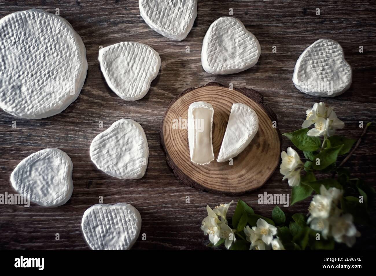 Formaggio artigianale da mucche e capre latte. Testa cilindrica Foto Stock