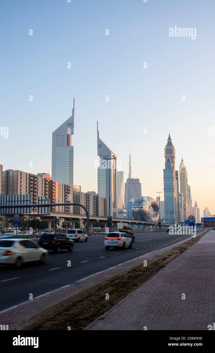 Strada principale di un Emirati Arabi Uniti, Shekh Zayed strada. Ripresa a Dubai. Molti edifici famosi possono essere visti come pure la stazione della metropolitana all'aperto Foto Stock Strada principale di un Emirati Arabi Uniti, Shekh Zayed strada. Ripresa a Dubai. Molti edifici famosi possono essere visti come pure la stazione della metropolitana all'aperto Foto Stock