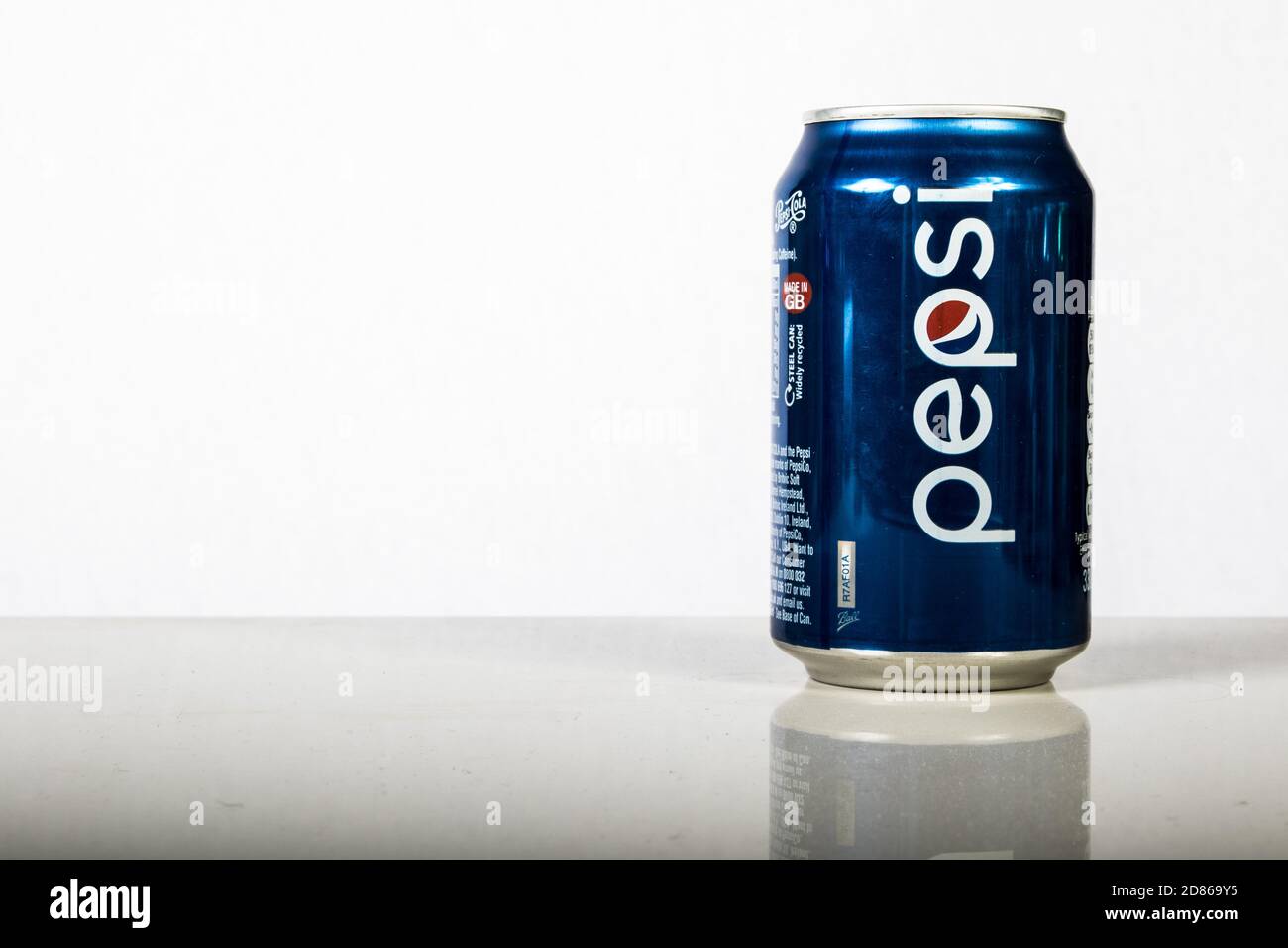 Londra, 24 ottobre 2017:- una lattina di Pepsi su sfondo bianco Foto Stock