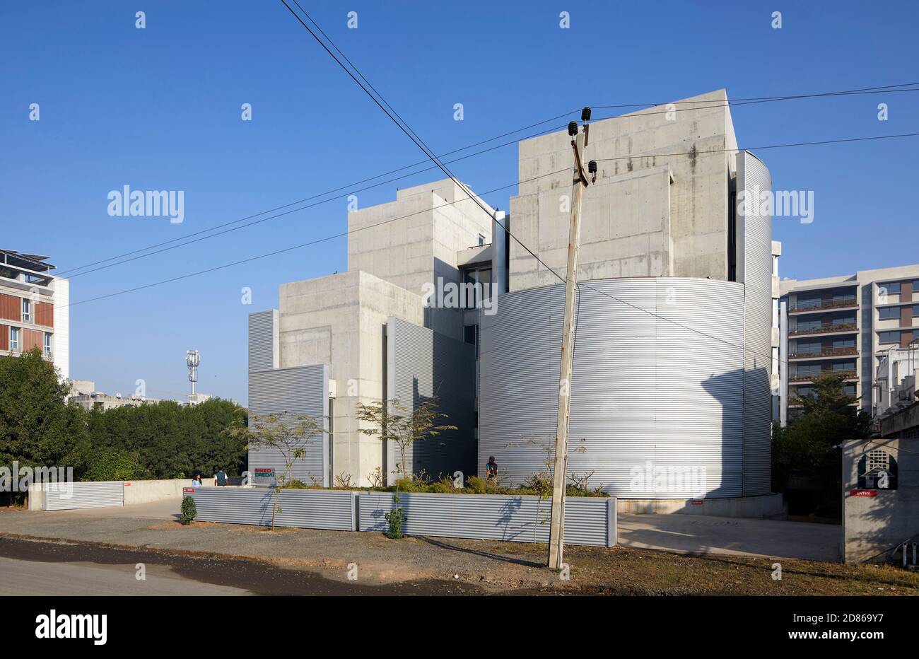 Vista esterna generale con pareti in movimento. Gihed Credai, Ahmedabad, India. Architetto: Matharoo Associates, 2020. Foto Stock