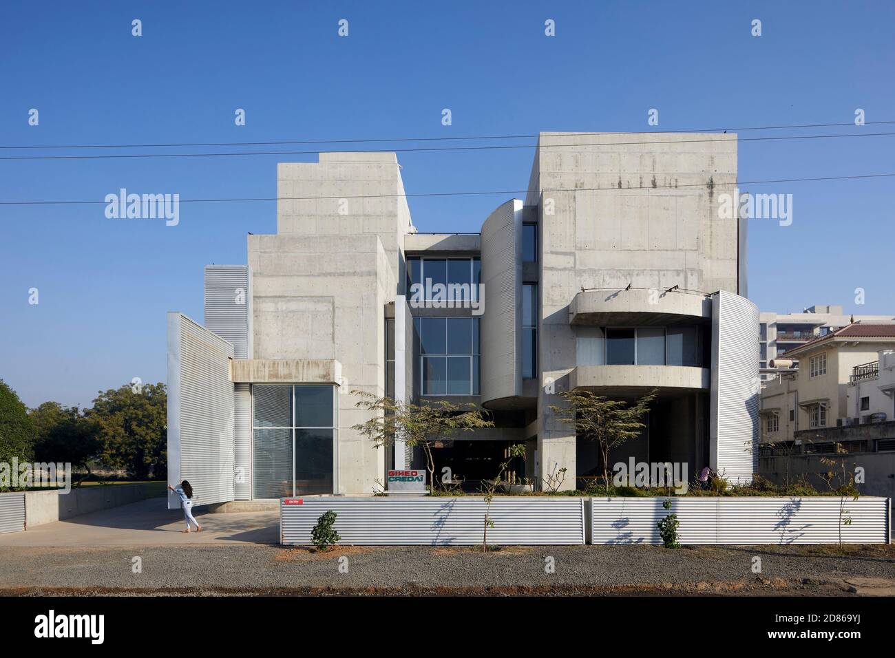 Vista esterna generale con pareti in movimento. Gihed Credai, Ahmedabad, India. Architetto: Matharoo Associates, 2020. Foto Stock