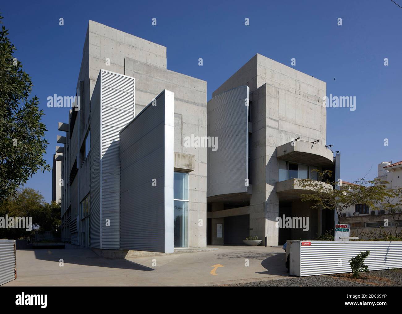 Vista esterna generale con pareti in movimento. Gihed Credai, Ahmedabad, India. Architetto: Matharoo Associates, 2020. Foto Stock
