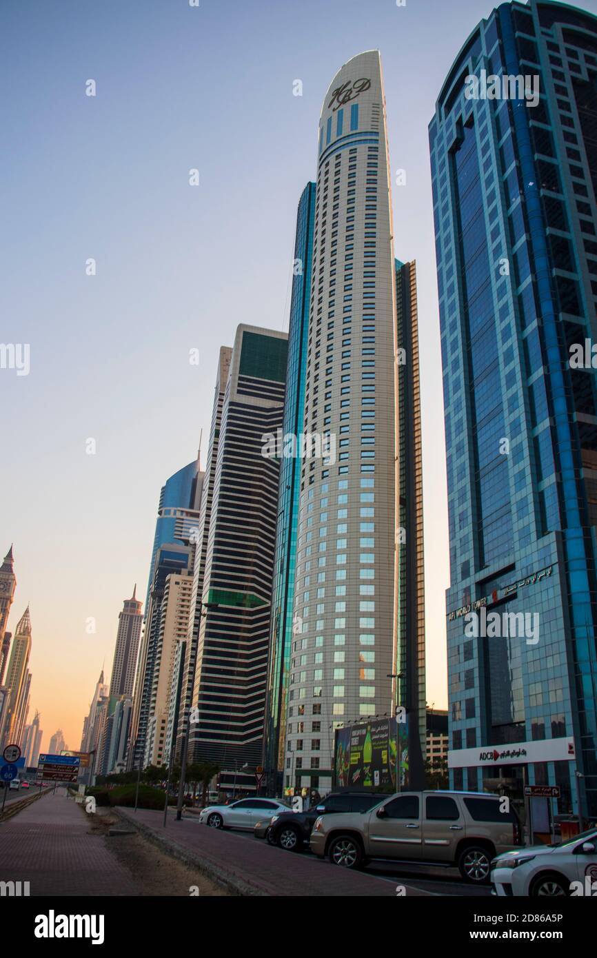 Strada principale di un Emirati Arabi Uniti, Shekh Zayed strada. Ripresa a Dubai. Molti edifici famosi possono essere visti come pure la stazione della metropolitana all'aperto Foto Stock Strada principale di un Emirati Arabi Uniti, Shekh Zayed strada. Ripresa a Dubai. Molti edifici famosi possono essere visti come pure la stazione della metropolitana all'aperto Foto Stock