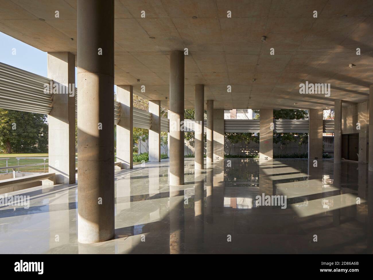 Area aperta al piano terra. Gihed Credai, Ahmedabad, India. Architetto: Matharoo Associates, 2020. Foto Stock