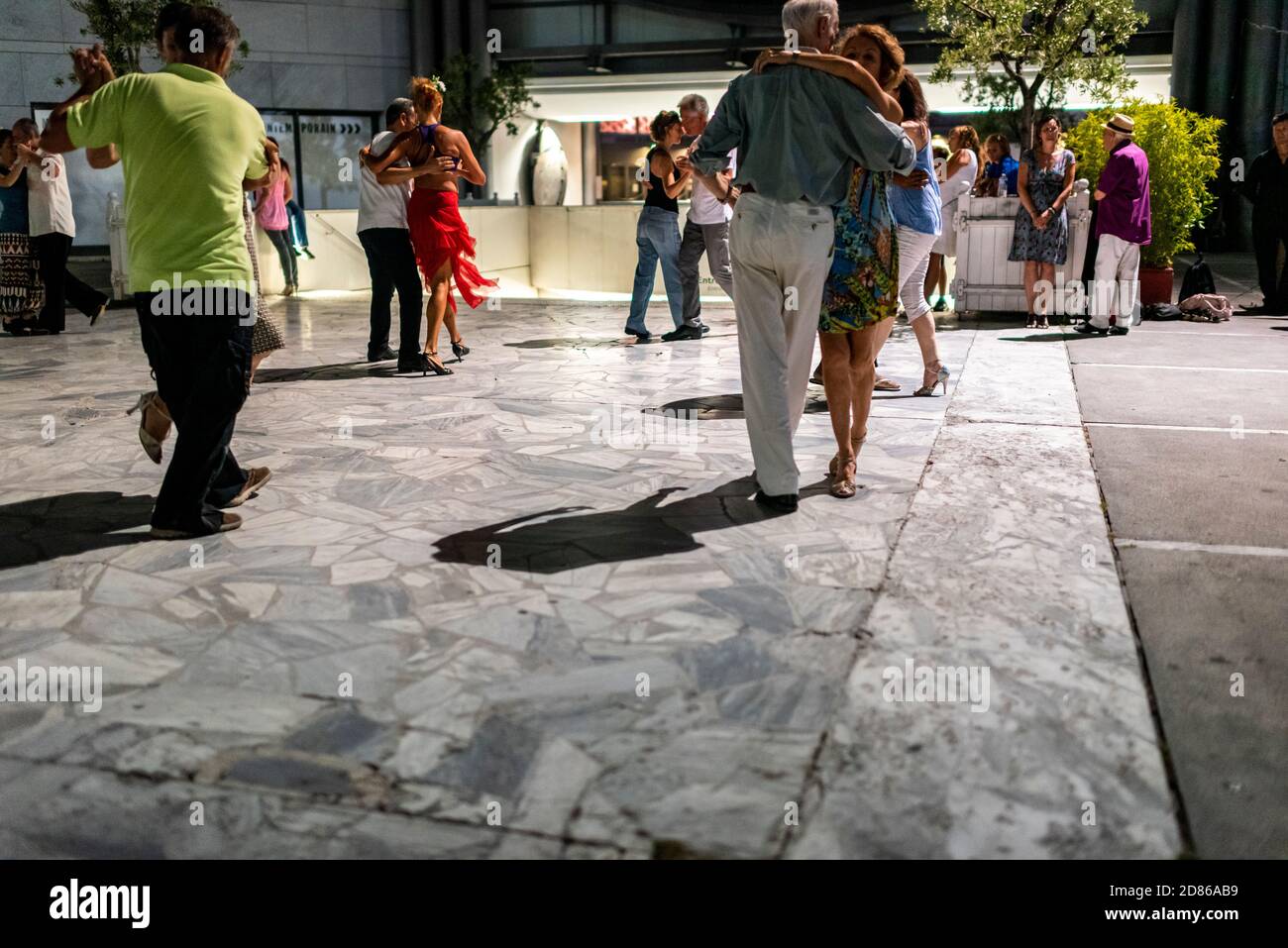 Nizza, Francia: AGOSTO 24 2018: Gruppo di dilettanti salsa ballerini sta avendo una sessione sul posto pubblico, Esplanade Niki De Saint Phalle, che è in... Foto Stock