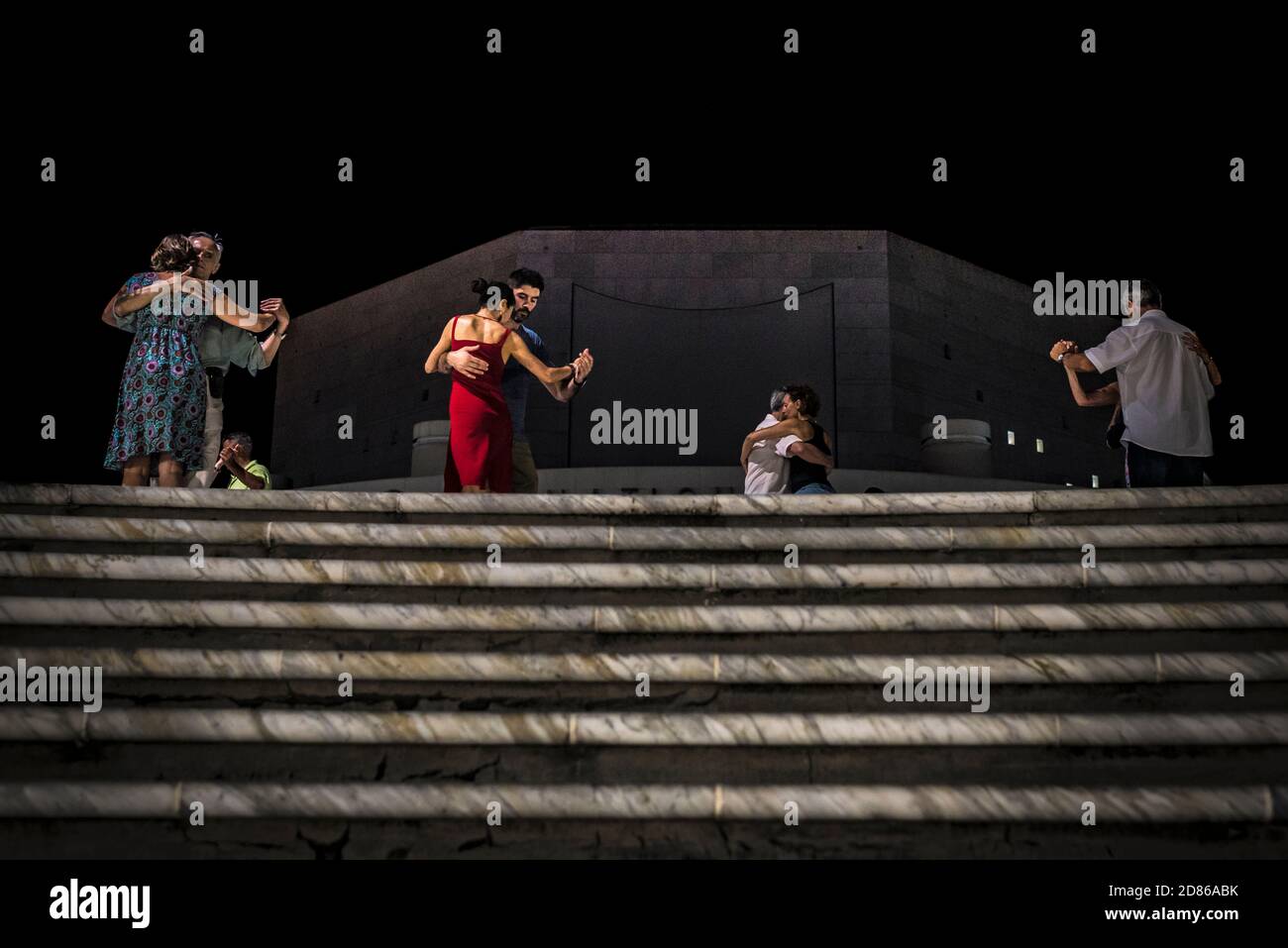 Nizza, Francia: AGOSTO 24 2018: Gruppo di dilettanti salsa ballerini sta avendo una sessione sul posto pubblico, Esplanade Niki De Saint Phalle, che è in .... Foto Stock