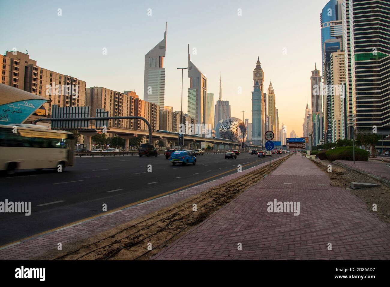 Strada principale di un Emirati Arabi Uniti, Shekh Zayed strada. Ripresa a Dubai. Molti edifici famosi possono essere visti come pure la stazione della metropolitana all'aperto Foto Stock Strada principale di un Emirati Arabi Uniti, Shekh Zayed strada. Ripresa a Dubai. Molti edifici famosi possono essere visti come pure la stazione della metropolitana all'aperto Foto Stock