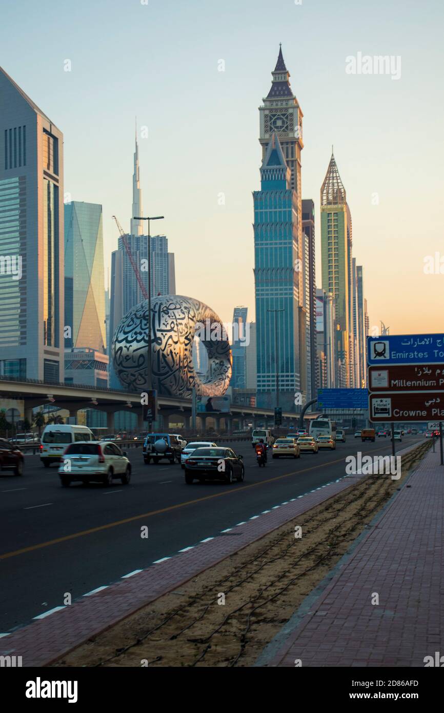 Strada principale di un Emirati Arabi Uniti, Shekh Zayed strada. Ripresa a Dubai. Molti edifici famosi possono essere visti, così come la stazione della metropolitana e il 'Museo Foto Stock Strada principale di un Emirati Arabi Uniti, Shekh Zayed strada. Ripresa a Dubai. Molti edifici famosi possono essere visti, così come la stazione della metropolitana e il 'Museo Foto Stock