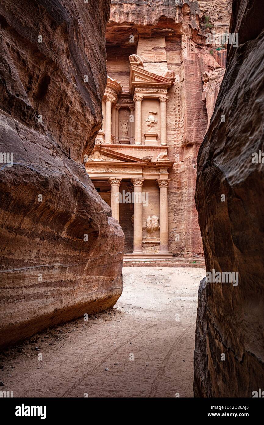 El Khasneh al Faroun petra jordan vista canyon Foto Stock