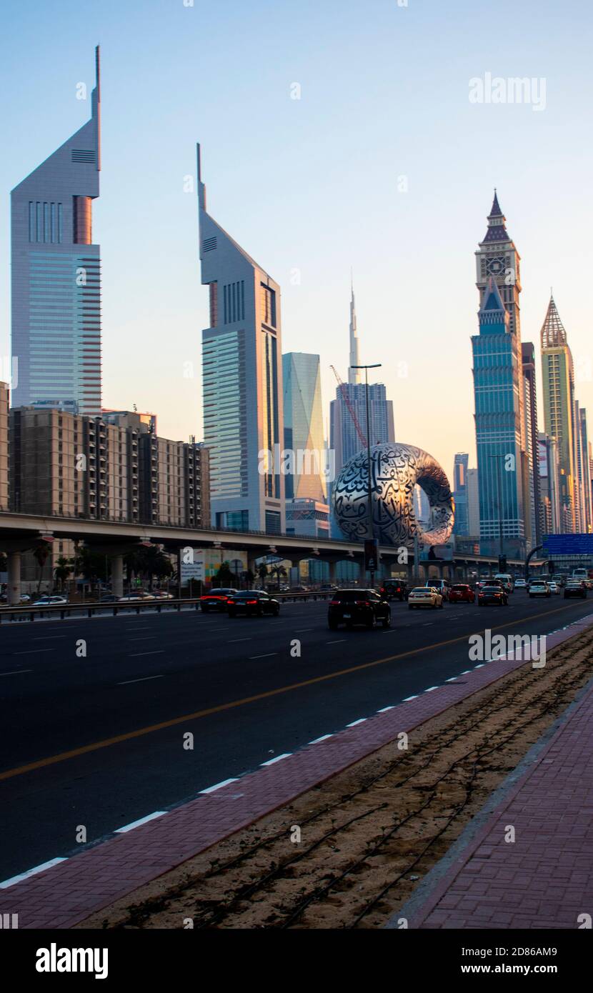 Strada principale di un Emirati Arabi Uniti, Shekh Zayed strada. Ripresa a Dubai. Molti edifici famosi possono essere visti, così come la stazione della metropolitana e il 'Museo Foto Stock Strada principale di un Emirati Arabi Uniti, Shekh Zayed strada. Ripresa a Dubai. Molti edifici famosi possono essere visti, così come la stazione della metropolitana e il 'Museo Foto Stock