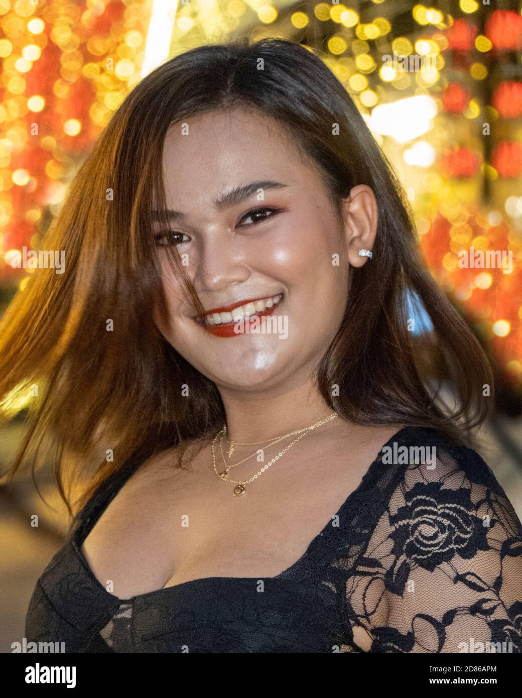 Due ragazze asiatiche circondate da luci Foto Stock