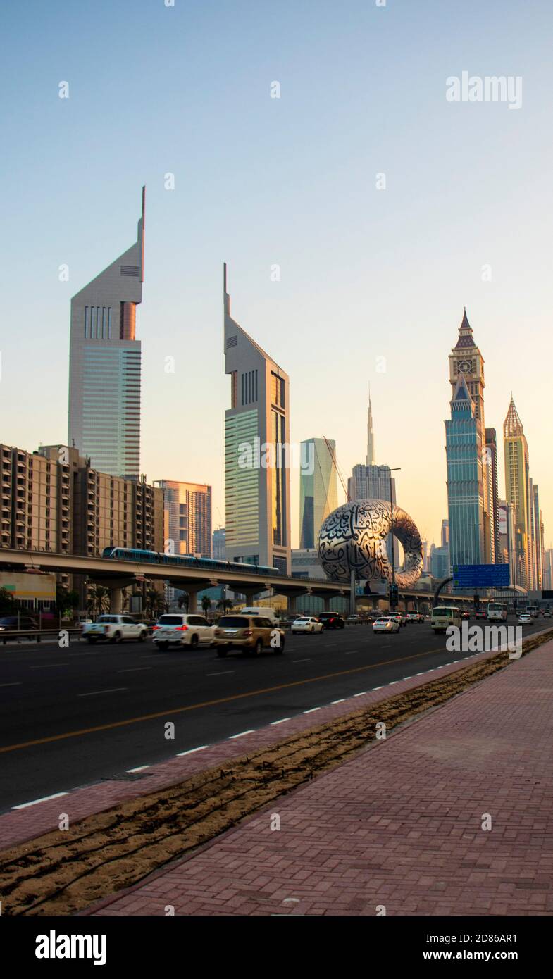 Strada principale di un Emirati Arabi Uniti, Shekh Zayed strada. Ripresa a Dubai. Molti edifici famosi possono essere visti, così come la stazione della metropolitana e il 'Museo Foto Stock Strada principale di un Emirati Arabi Uniti, Shekh Zayed strada. Ripresa a Dubai. Molti edifici famosi possono essere visti, così come la stazione della metropolitana e il 'Museo Foto Stock