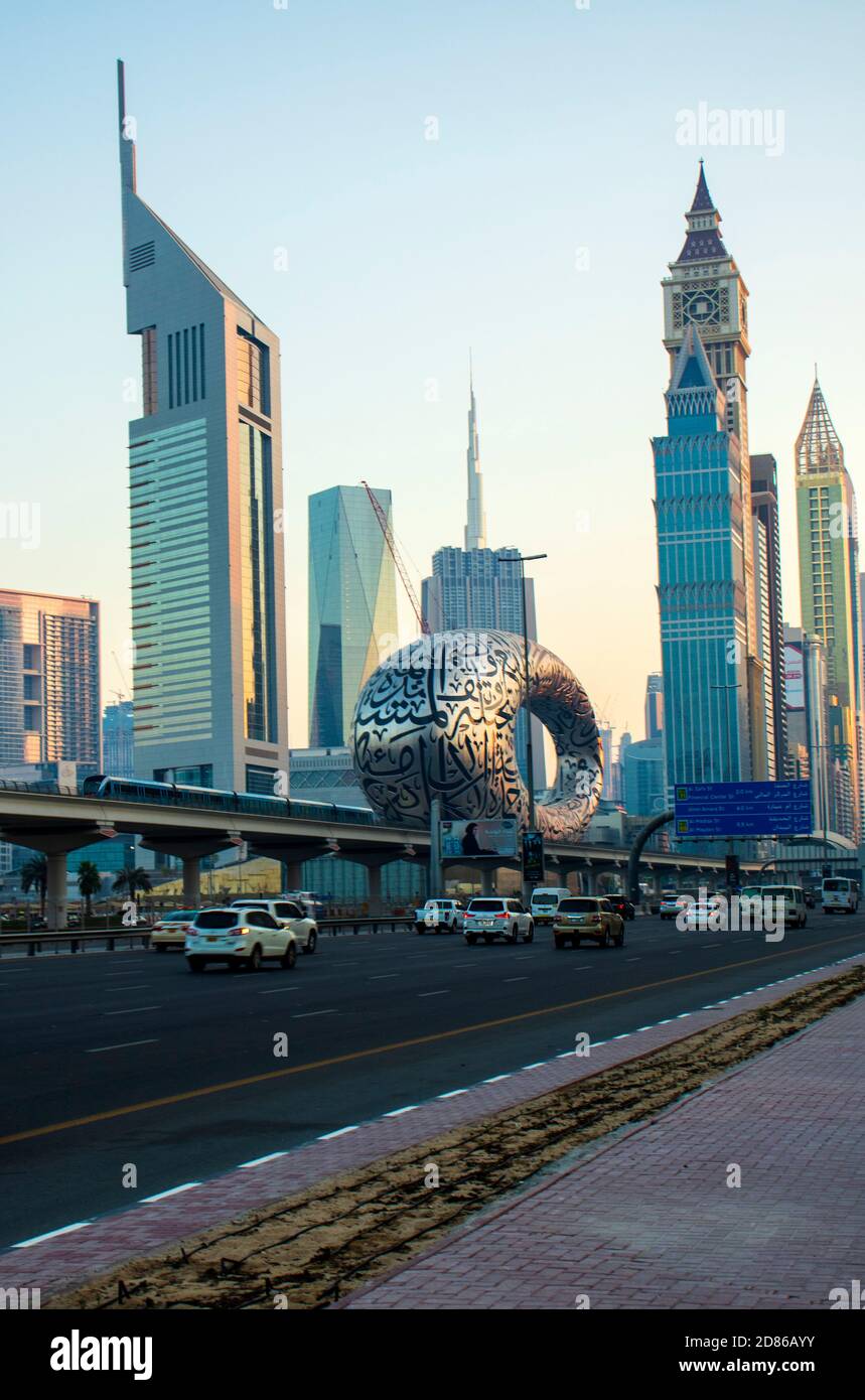 Strada principale di un Emirati Arabi Uniti, Shekh Zayed strada. Ripresa a Dubai. Molti edifici famosi possono essere visti, così come la stazione della metropolitana e il 'Museo Foto Stock Strada principale di un Emirati Arabi Uniti, Shekh Zayed strada. Ripresa a Dubai. Molti edifici famosi possono essere visti, così come la stazione della metropolitana e il 'Museo Foto Stock