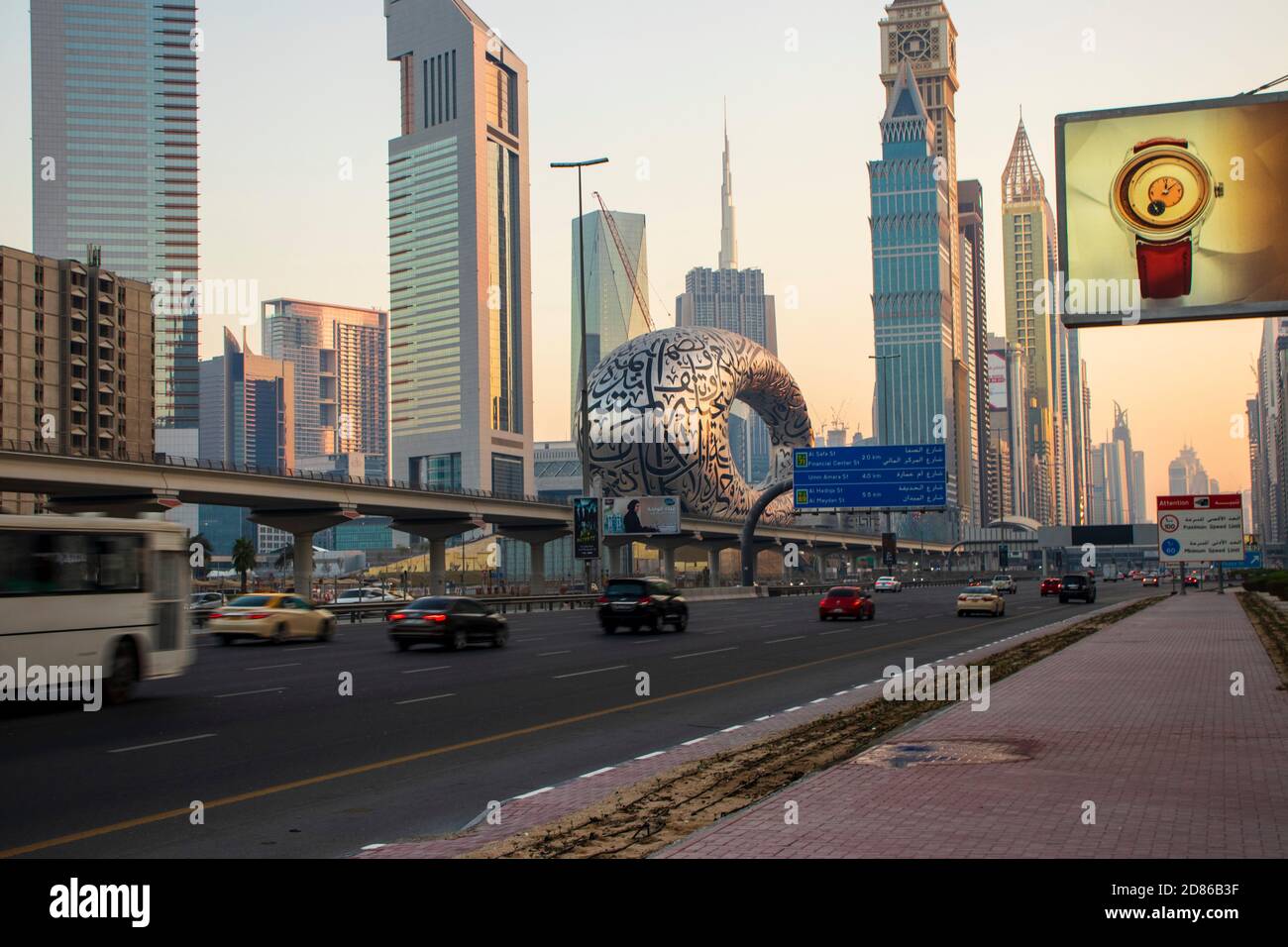 Strada principale di un Emirati Arabi Uniti, Shekh Zayed strada. Ripresa a Dubai. Molti edifici famosi possono essere visti, così come la stazione della metropolitana e il 'Museo Foto Stock Strada principale di un Emirati Arabi Uniti, Shekh Zayed strada. Ripresa a Dubai. Molti edifici famosi possono essere visti, così come la stazione della metropolitana e il 'Museo Foto Stock