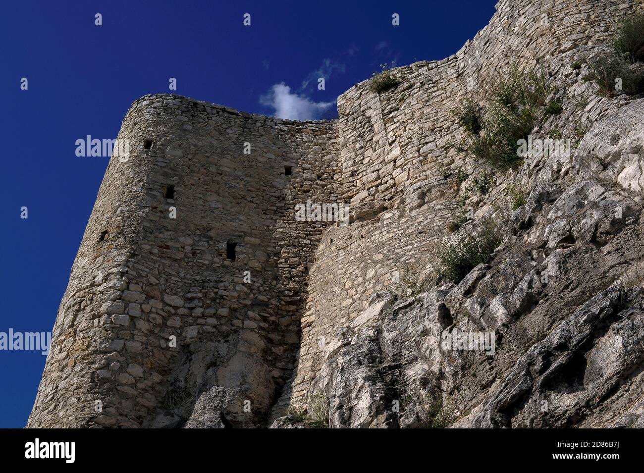 La possente roccaforte del castello di Spiš (Spišský hrad), ora nella regione di Košice, in Slovacchia, fu costruita dai re ungheresi nel 1200s su un alto sperone calcareo, con la muratura grezza adattata ai contorni della roccia. Il castello si dimostrò abbastanza forte da resistere ad un assedio invaso dal Tartar dell'Orda d'Oro o dalle forze Mongol nel 1241, e in seguito divenne il più grande complesso di fortezza dell'Europa centrale. Fu abbandonata dopo un incendio nel 1780, ma da allora è stata completamente restaurata ed è ora patrimonio dell'umanità dell'UNESCO. Foto Stock