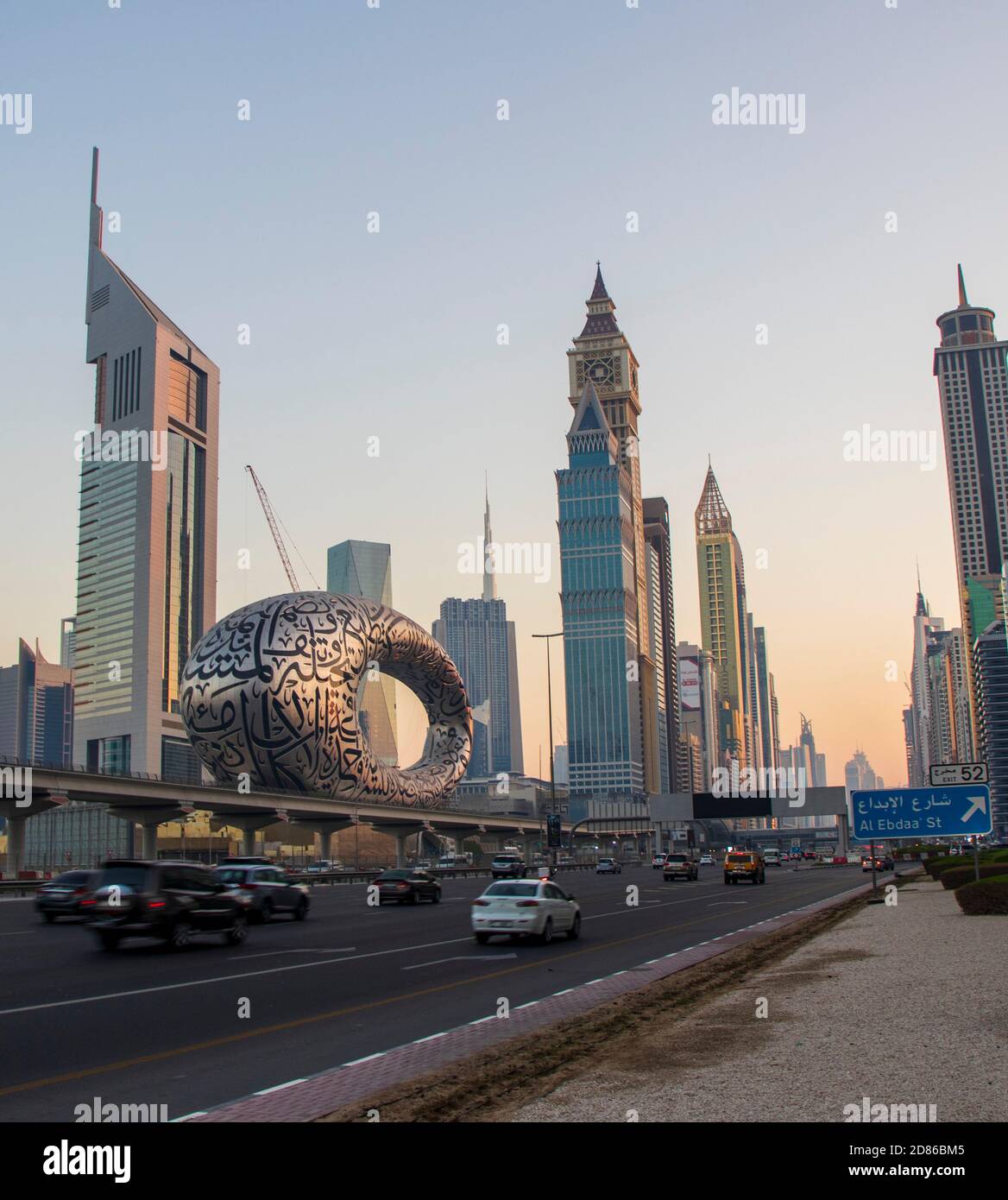 Strada principale di un Emirati Arabi Uniti, Shekh Zayed strada. Ripresa a Dubai. Molti edifici famosi possono essere visti, così come la stazione della metropolitana e il 'Museo Foto Stock Strada principale di un Emirati Arabi Uniti, Shekh Zayed strada. Ripresa a Dubai. Molti edifici famosi possono essere visti, così come la stazione della metropolitana e il 'Museo Foto Stock