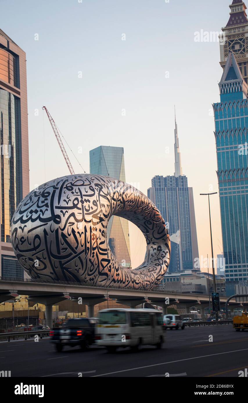 Strada principale di un Emirati Arabi Uniti, Shekh Zayed strada. Ripresa a Dubai. Molti edifici famosi possono essere visti, così come la stazione della metropolitana e il 'Museo Foto Stock Strada principale di un Emirati Arabi Uniti, Shekh Zayed strada. Ripresa a Dubai. Molti edifici famosi possono essere visti, così come la stazione della metropolitana e il 'Museo Foto Stock