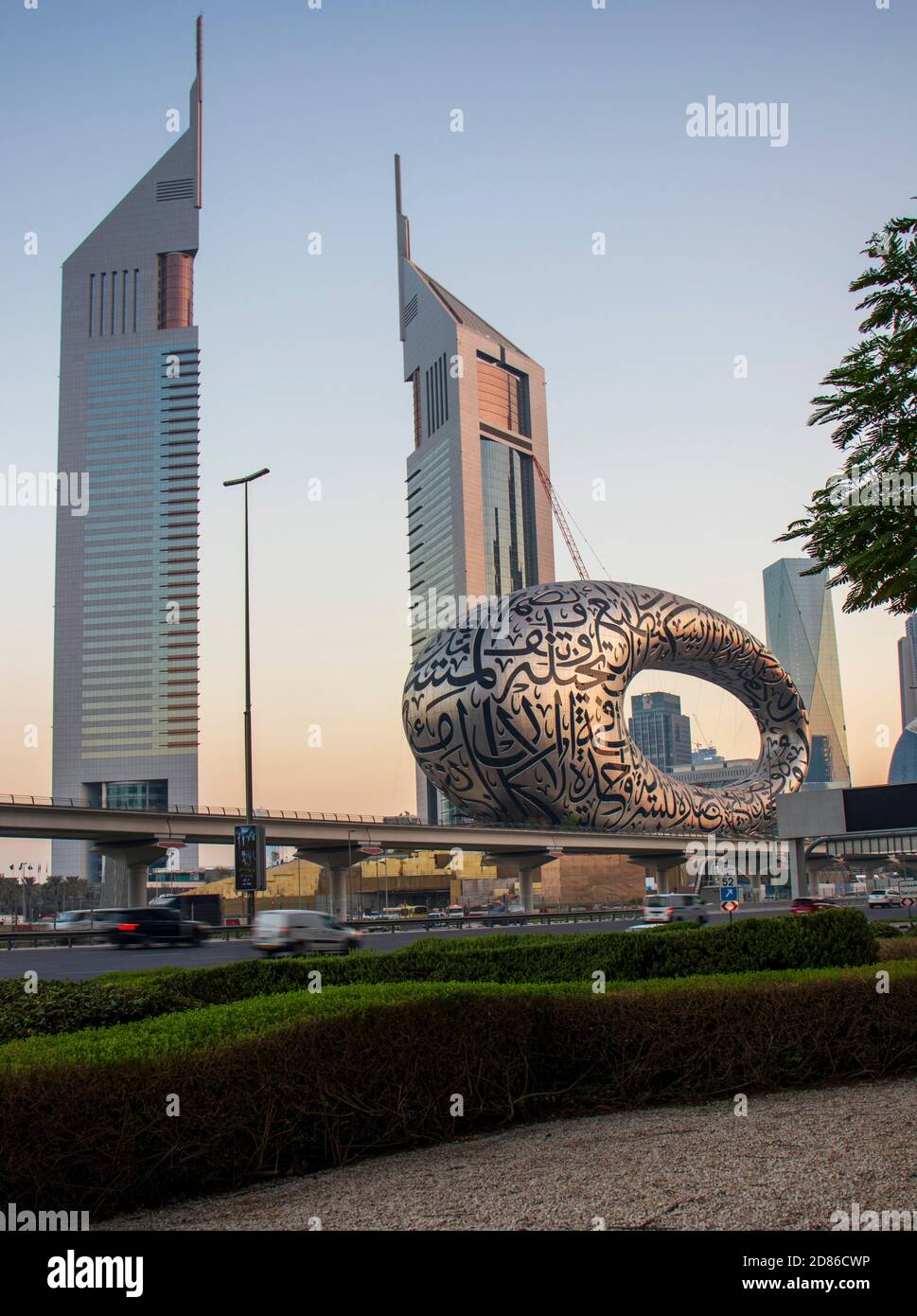Strada principale di un Emirati Arabi Uniti, Shekh Zayed strada. Ripresa a Dubai. Molti edifici famosi possono essere visti, così come la stazione della metropolitana e il 'Museo Foto Stock Strada principale di un Emirati Arabi Uniti, Shekh Zayed strada. Ripresa a Dubai. Molti edifici famosi possono essere visti, così come la stazione della metropolitana e il 'Museo Foto Stock