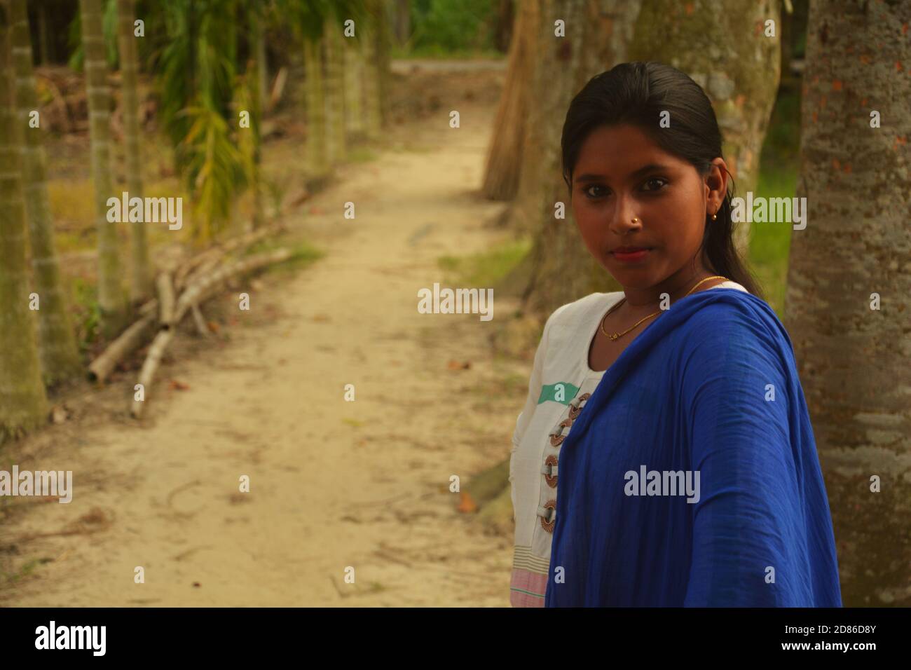 Primo piano di una ragazza adolescente che indossa abito tradizionale indiano con capelli lunghi e dhupatta blu, messa a fuoco selettiva Foto Stock