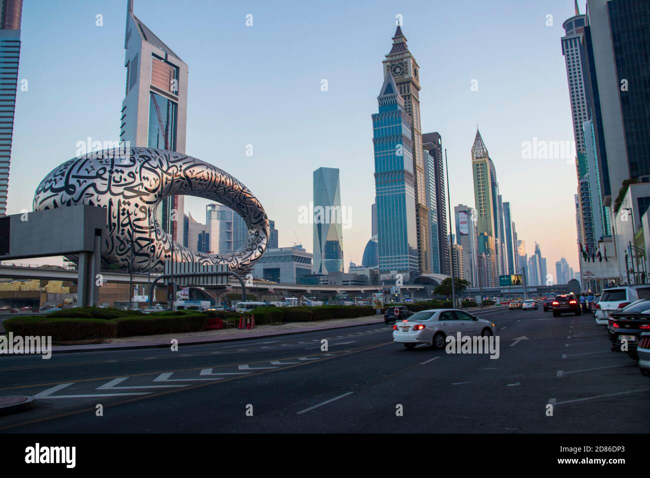 Strada principale di un Emirati Arabi Uniti, Shekh Zayed strada. Ripresa a Dubai. Molti edifici famosi possono essere visti, così come la stazione della metropolitana e il 'Museo Foto Stock Strada principale di un Emirati Arabi Uniti, Shekh Zayed strada. Ripresa a Dubai. Molti edifici famosi possono essere visti, così come la stazione della metropolitana e il 'Museo Foto Stock