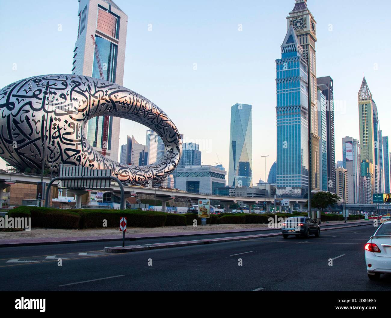 Strada principale di un Emirati Arabi Uniti, Shekh Zayed strada. Ripresa a Dubai. Molti edifici famosi possono essere visti, così come la stazione della metropolitana e il 'Museo Foto Stock Strada principale di un Emirati Arabi Uniti, Shekh Zayed strada. Ripresa a Dubai. Molti edifici famosi possono essere visti, così come la stazione della metropolitana e il 'Museo Foto Stock