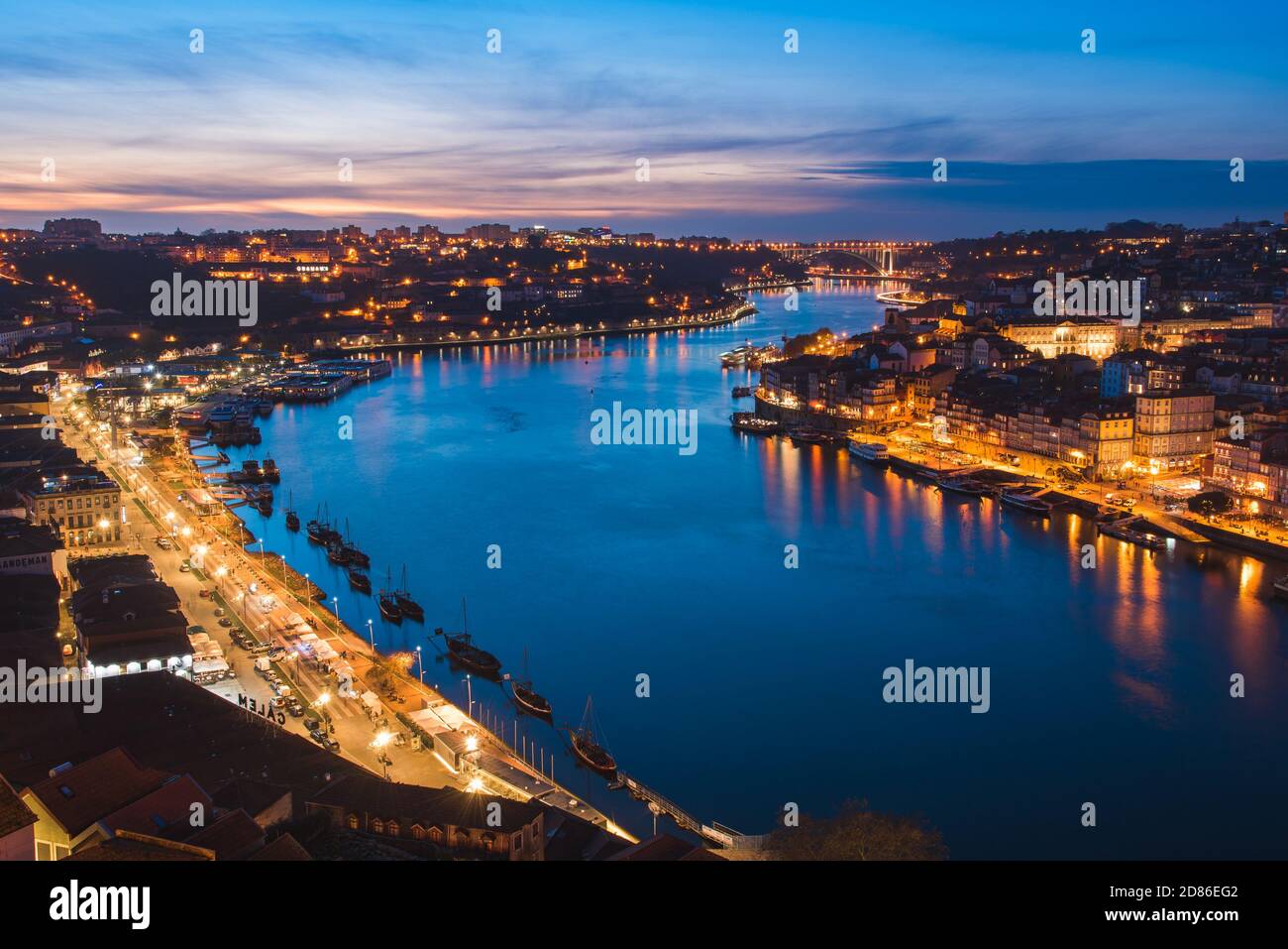 Vista notturna del fiume Douro tra Porto e Vila Nova De Gaia Città in Portogallo Foto Stock