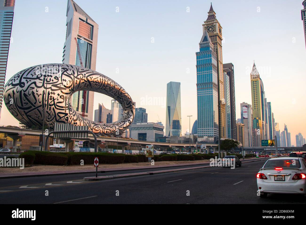 Strada principale di un Emirati Arabi Uniti, Shekh Zayed strada. Ripresa a Dubai. Molti edifici famosi possono essere visti, così come la stazione della metropolitana e il 'Museo Foto Stock Strada principale di un Emirati Arabi Uniti, Shekh Zayed strada. Ripresa a Dubai. Molti edifici famosi possono essere visti, così come la stazione della metropolitana e il 'Museo Foto Stock