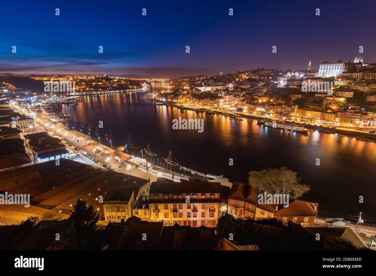 Vista notturna del fiume Douro tra Porto e Vila Nova De Gaia Città in Portogallo Foto Stock
