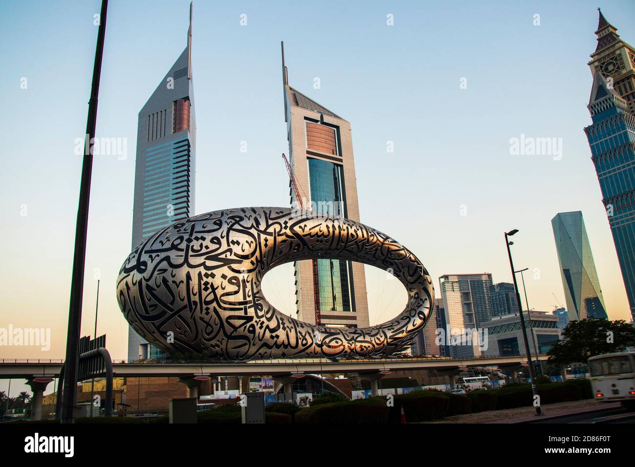 Strada principale di un Emirati Arabi Uniti, Shekh Zayed strada. Ripresa a Dubai. Molti edifici famosi possono essere visti, così come la stazione della metropolitana e il 'Museo Foto Stock Strada principale di un Emirati Arabi Uniti, Shekh Zayed strada. Ripresa a Dubai. Molti edifici famosi possono essere visti, così come la stazione della metropolitana e il 'Museo Foto Stock