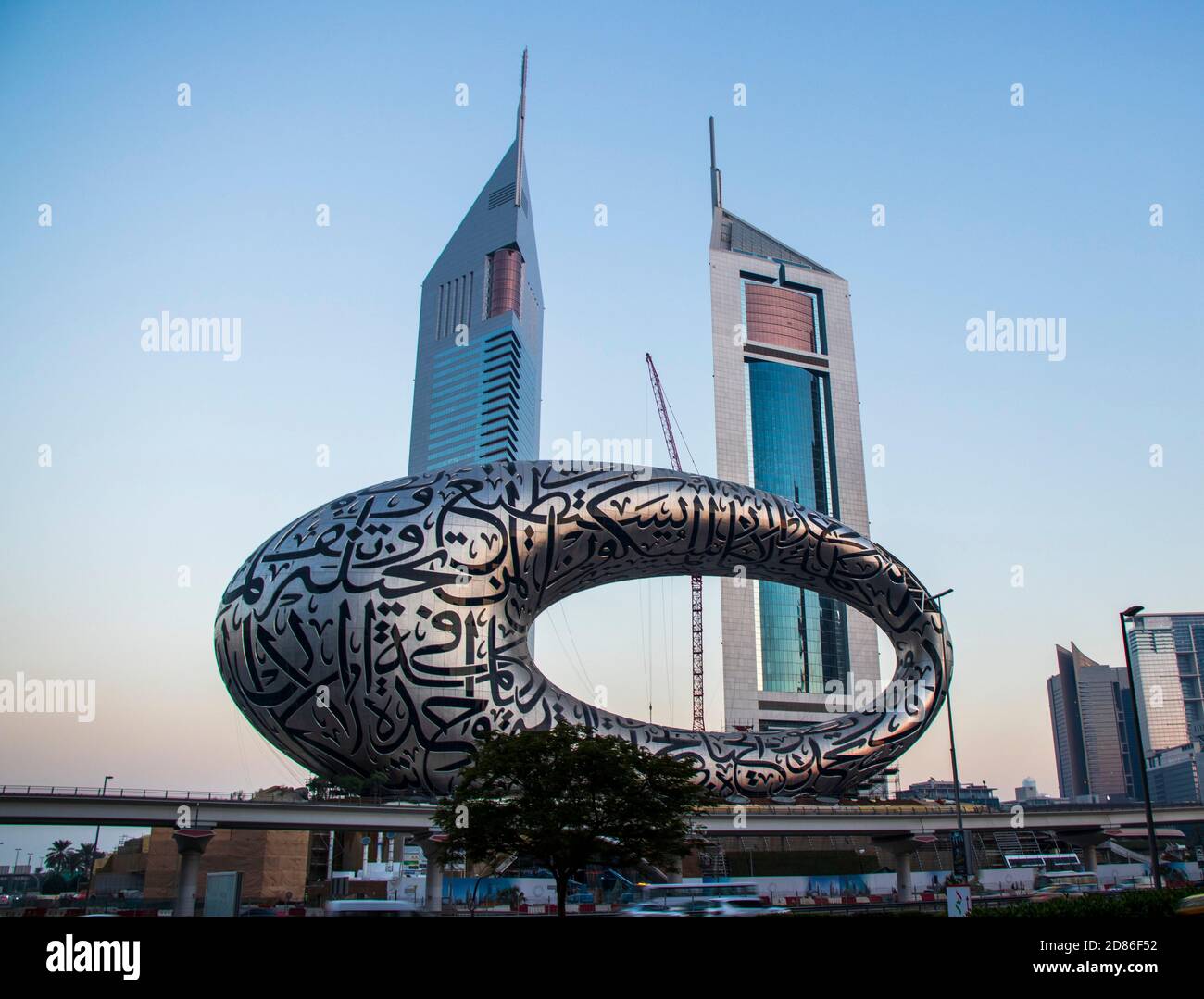 Strada principale di un Emirati Arabi Uniti, Shekh Zayed strada. Ripresa a Dubai. Molti edifici famosi possono essere visti, così come la stazione della metropolitana e il 'Museo Foto Stock Strada principale di un Emirati Arabi Uniti, Shekh Zayed strada. Ripresa a Dubai. Molti edifici famosi possono essere visti, così come la stazione della metropolitana e il 'Museo Foto Stock