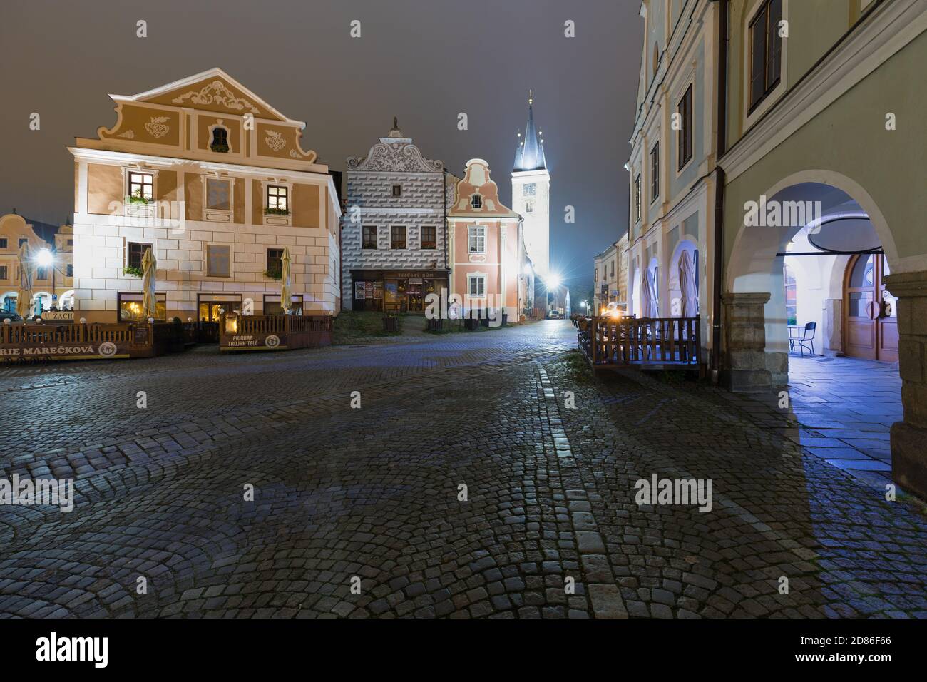 Case tradizionali sulla piazza principale di Telc, Moravia meridionale, Repubblica Ceca. Sito patrimonio dell'umanità dell'UNESCO. Piazza cittadina in Telc con rinascita e barocco Foto Stock