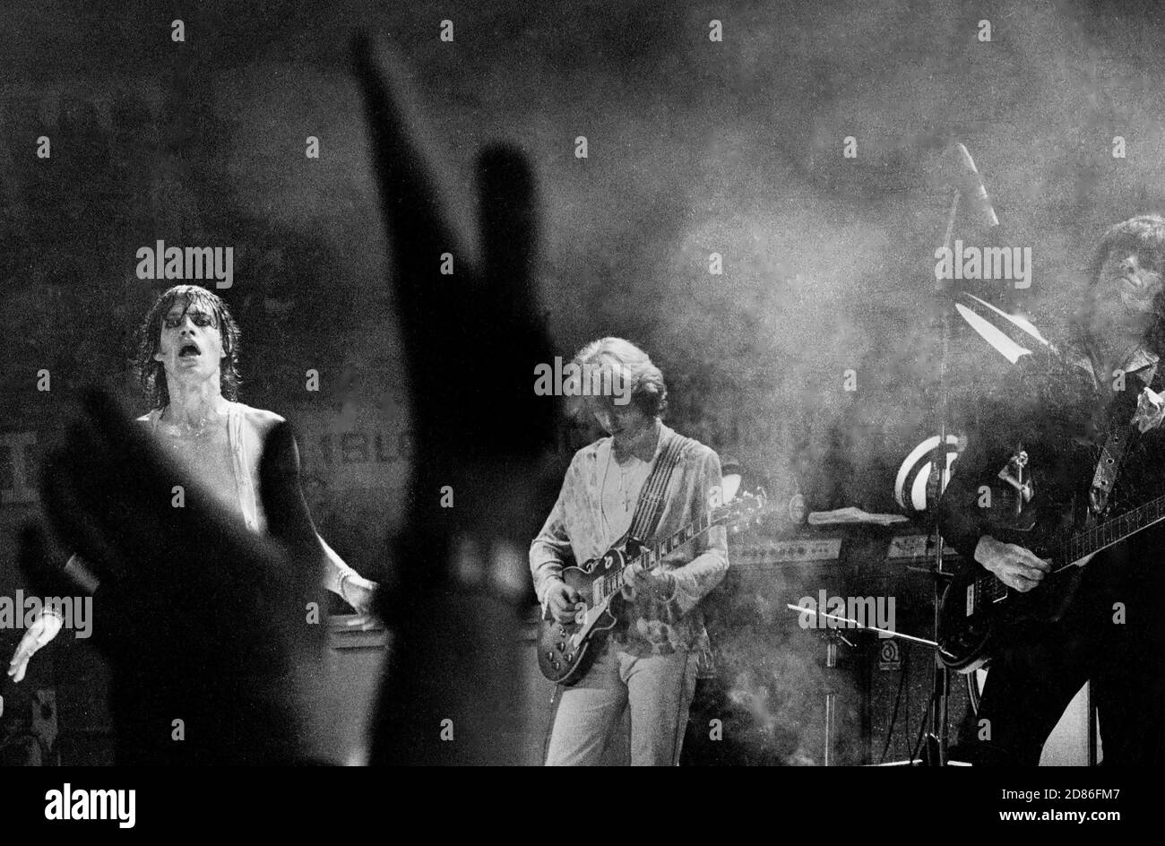 I Rolling Stones suonano dal vivo ad Ahoy a Rotterdam, Olanda il 13 1973 ottobre L-R Mick Jagger, Mick Taylor, Keith Richards (Foto di Gijsbert Hanekroot) Foto Stock